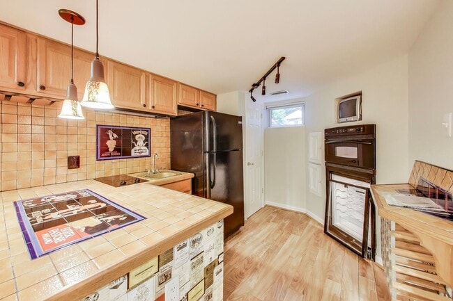 Building Photo - Perfect on Parkway --- Gorgeous, Fully Upd...