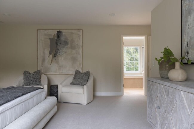 Building Photo - 10 Meadow Ln