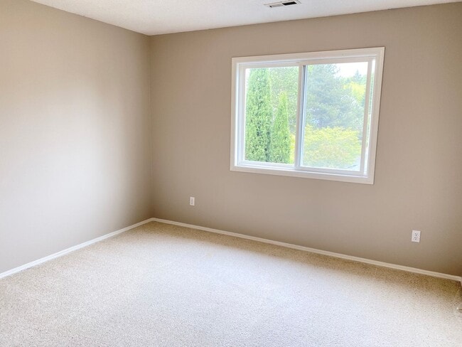 Building Photo - Beautiful custom home in Lakeshore Estates