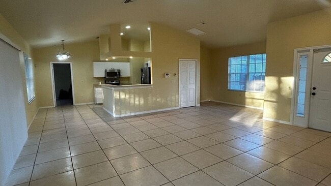 Building Photo - Charming 3-Bed, 2-Bath Home in Lehigh Acre...