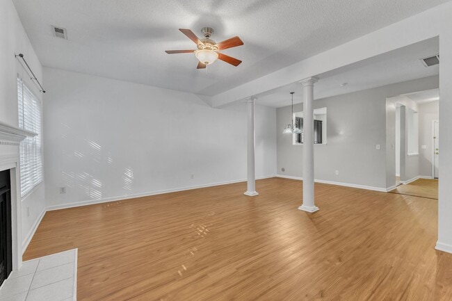 Building Photo - 3 Bedroom Brick Front Carraige Downs Townhome In Desirable Apex