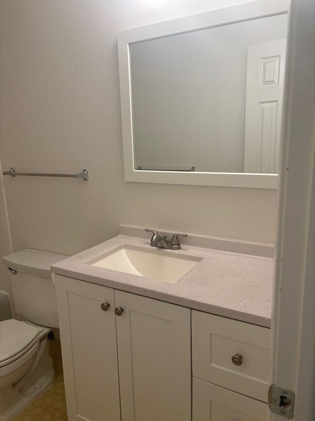 Building Photo - Updated 3bd/2.5ba Townhome in Lakewood