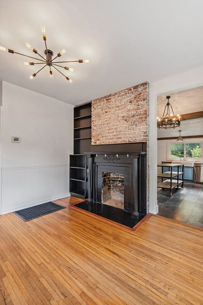 Building Photo - Adorable East Nashville Cottage w/ HUGE Fully-Fenced backyard!