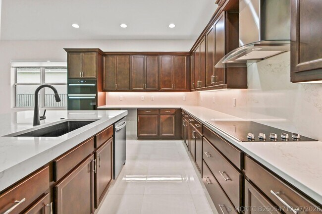 Building Photo - 15030 Wildwood Cir