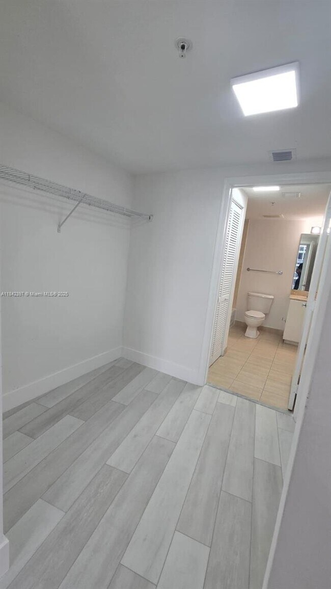 Building Photo - 1750 N Bayshore Dr