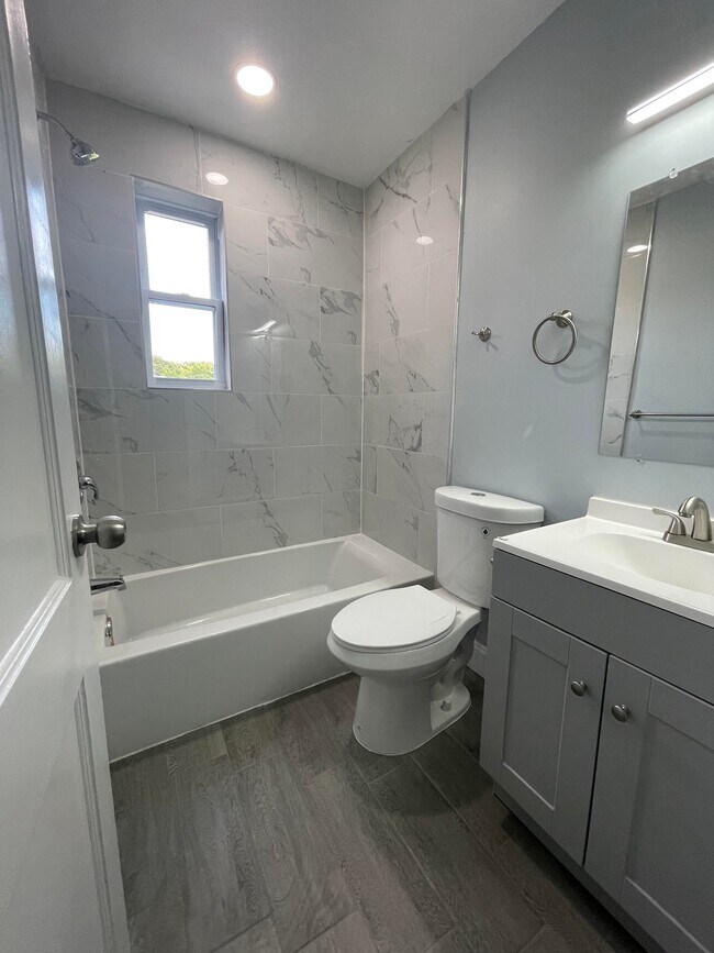 upper level full bath - 5021 13th St NE