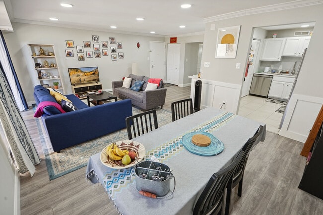 Building Photo - 102 Monroe St