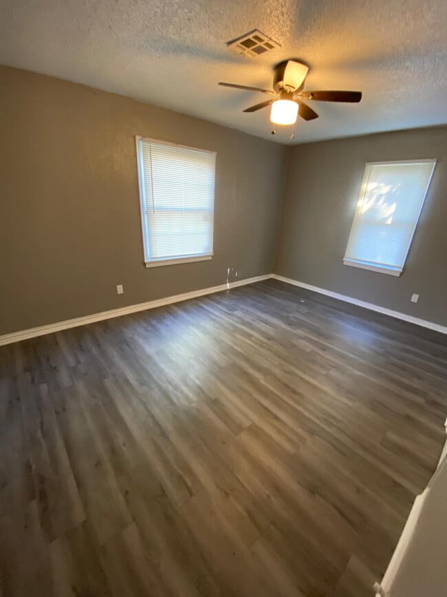 Building Photo - 210 W Jacobs Dr