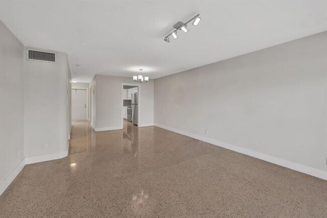 Building Photo - 2190 NE 51st Ct