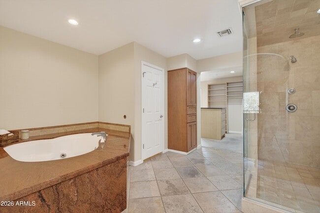 Building Photo - 8001 E Vista Bonita Dr