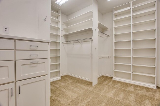 Building Photo - 6615 Willow Ln