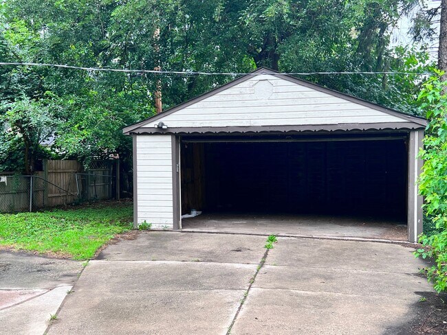 Building Photo - 20261 Glastonbury Rd