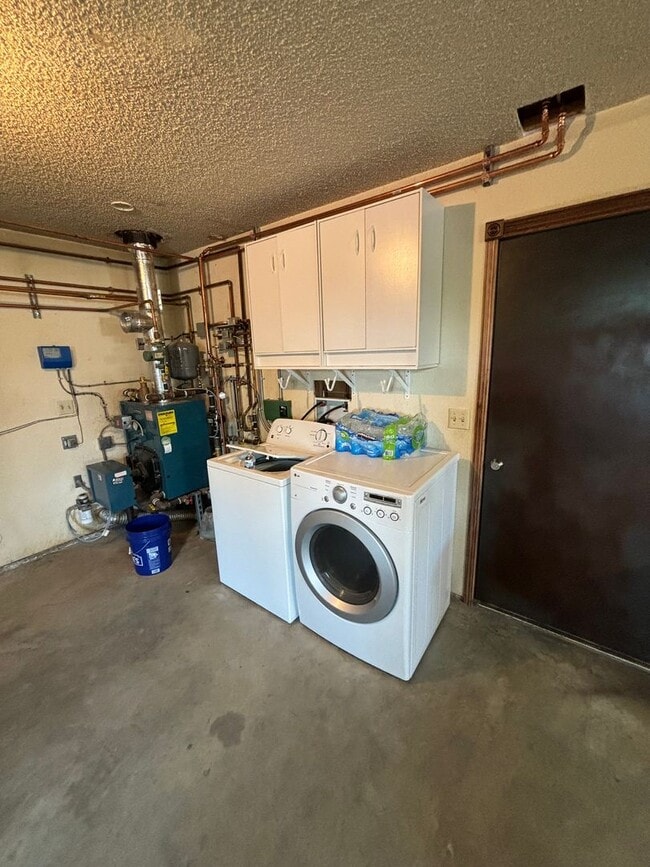 Building Photo - 3 bedroom home /  Fenced in yard / 1 Car Garage