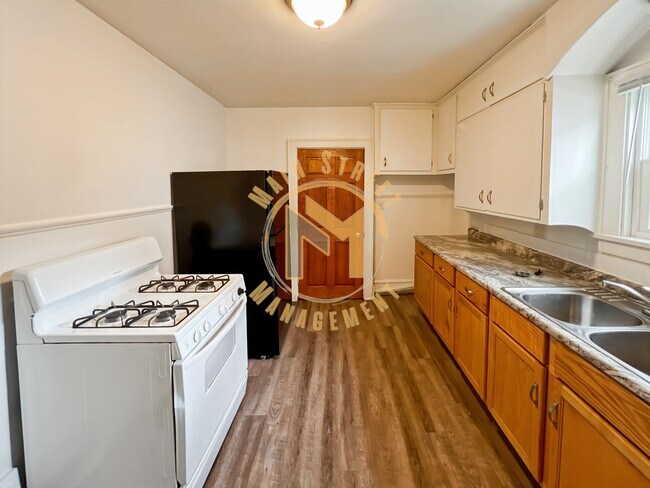 Building Photo - 608 2nd St