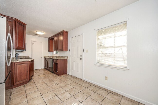 Building Photo - 5612 Rose Dr