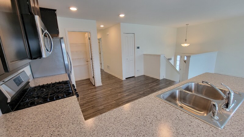 Building Photo - 200 Goldenrod Dr