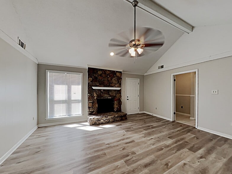 Building Photo - 8401 Southernwood Cove