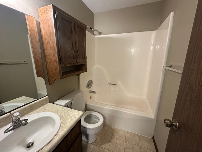 Building Photo - 1 Bedroom/1 Bathroom for Rent - Silvis, IL