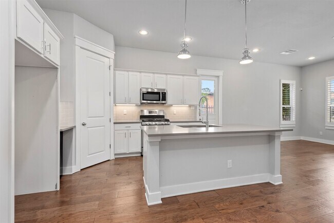 Building Photo - 909 Oak St