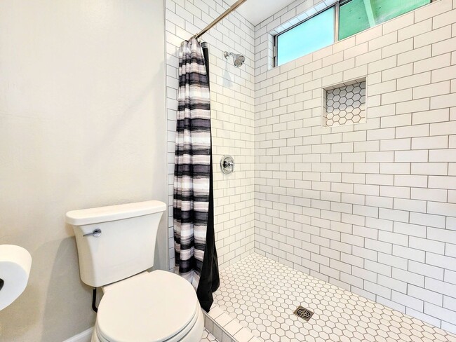 Building Photo - 3 Bedroom in Santa Rosa with Air Conditioning