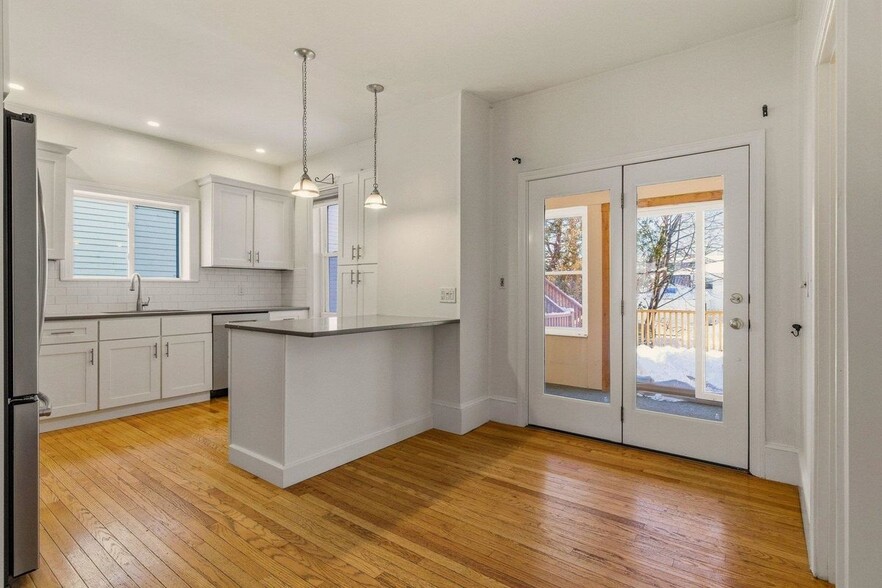 Building Photo - 514 Middle, 1