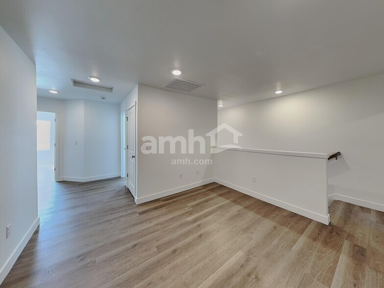Building Photo - 4751 85th Dr NE