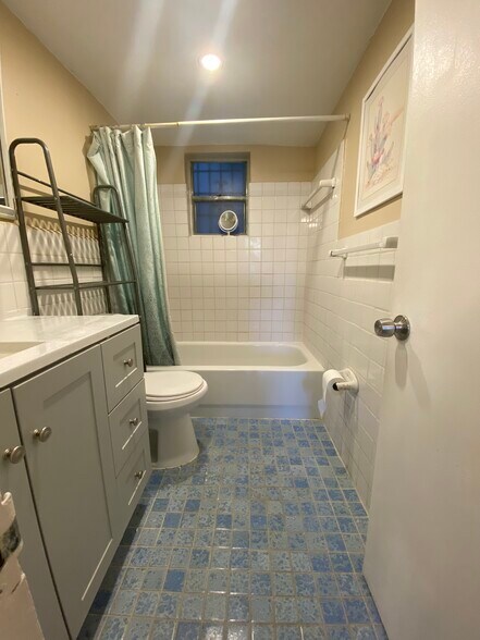 Building Photo - 2498 SW 17th Ave