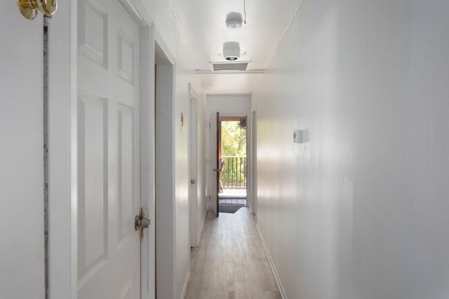 Building Photo - Private 1 bedroom with Bathroom and a Shared kitchen with other 3 bedrooms