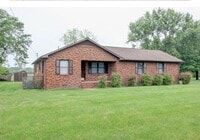 Building Photo - Freshly Renovated Home on Large Lot – Read...
