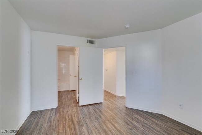 Building Photo - 698 S Racetrack Rd