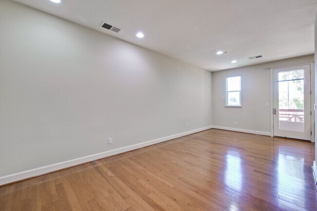 Building Photo - Excellent 4 Bed 2.5 Bath Town Home!