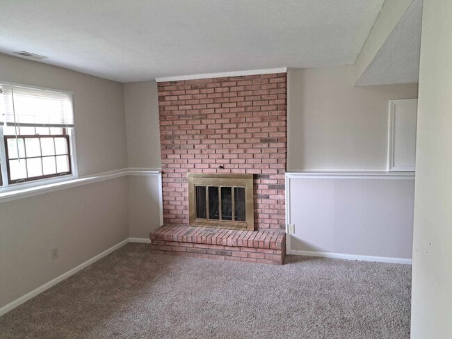 Building Photo - 377 Aaron Dr