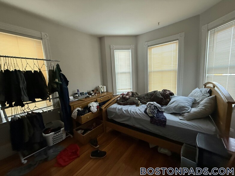 Building Photo - 108 Buttonwood St