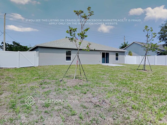 Building Photo - 1762 SW Airoso Blvd
