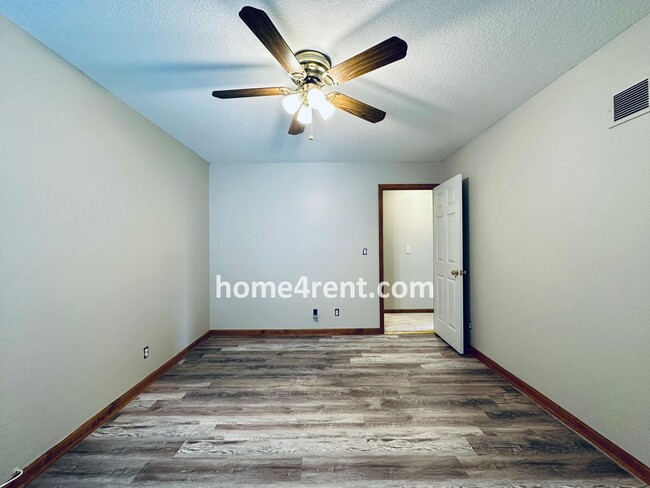 Building Photo - Spacious Four Bedroom Home in KCMO w/ Bran...