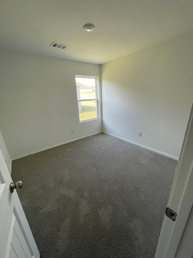 Building Photo - 3 Bedroom, 2 Bathroom Home