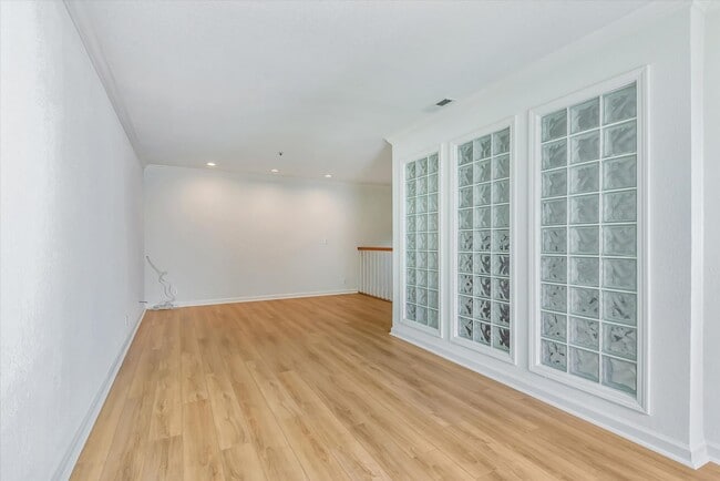 Building Photo - Spacious Townhome in Palo Alto