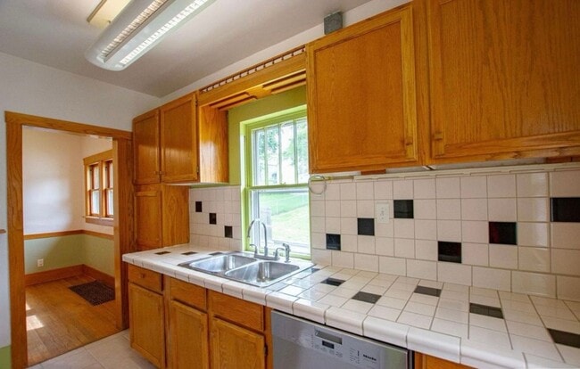 Building Photo - 1209 S 55th St