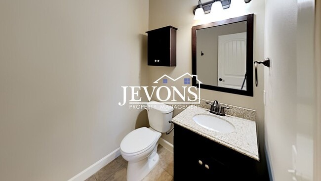Building Photo - Spacious duplex with master bedroom, backy...