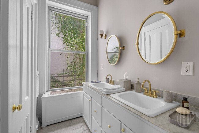 Building Photo - 24 E 11th St