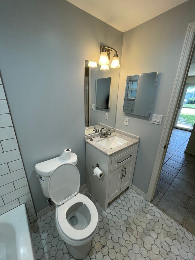 Building Photo - 7040 Brentwood Dr