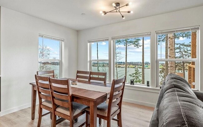 Building Photo - 572 Columbia St