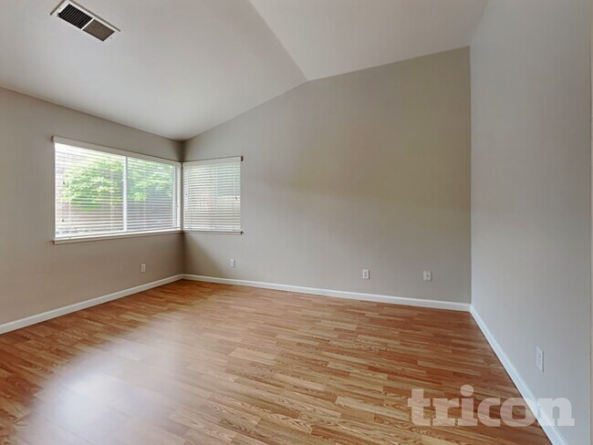 Building Photo - 1436 Northwood Dr