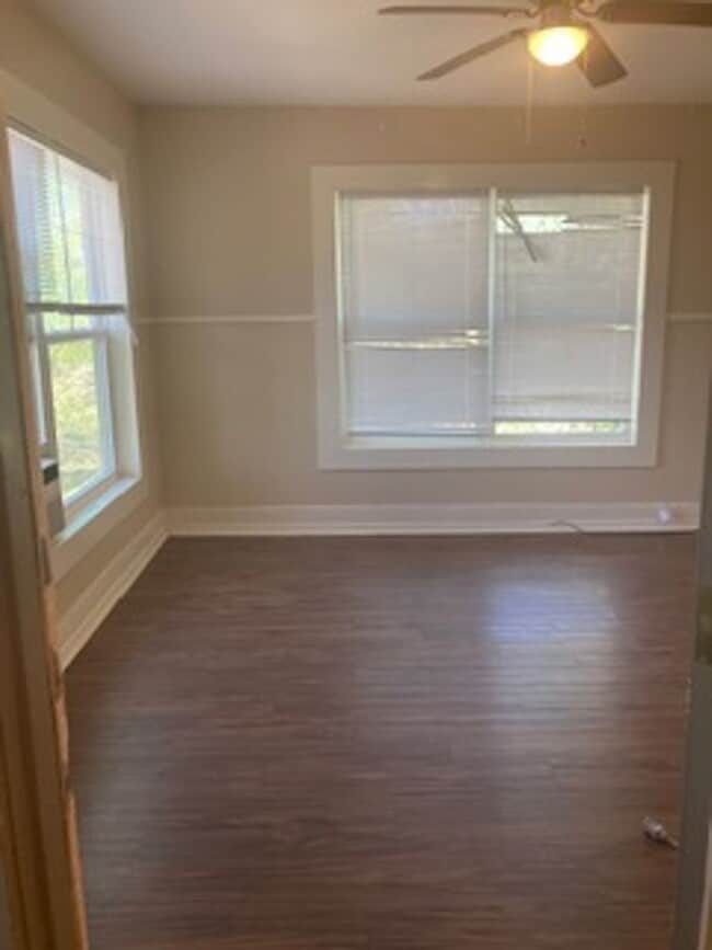 Building Photo - SOUTH SIDE ONE BEDROOM