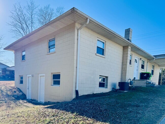 Building Photo - 826 N Main St