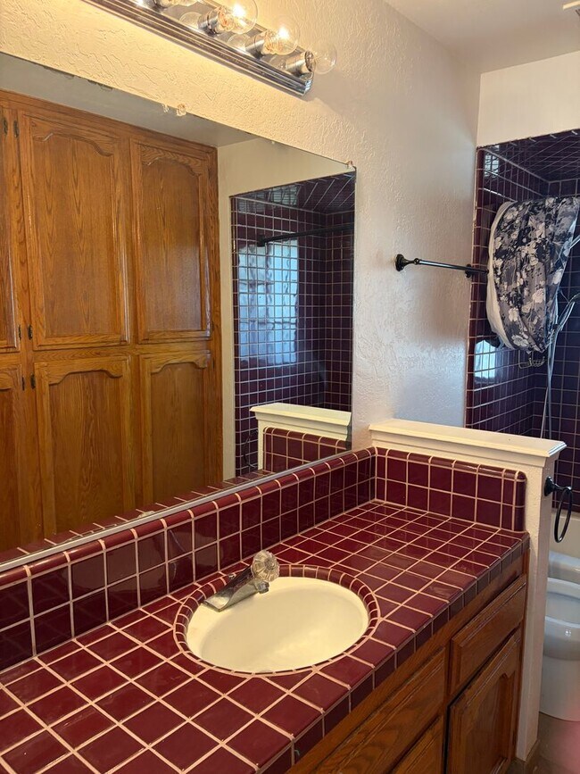 Building Photo - Exceptional 3 bedroom plus Loft or 4th bedroom