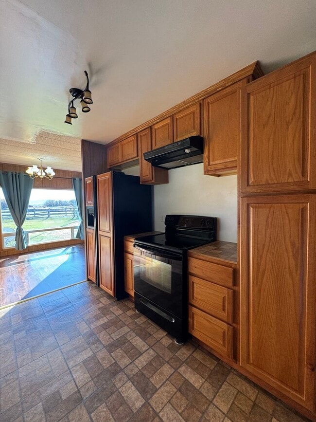 Building Photo - Spacious Pet-Friendly Rental on 3 Acres — ...