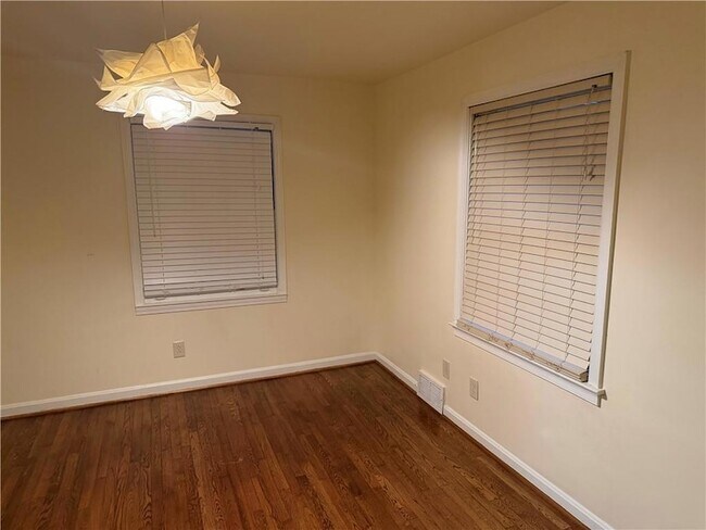 Building Photo - 2022 Woodbine Terrace NE