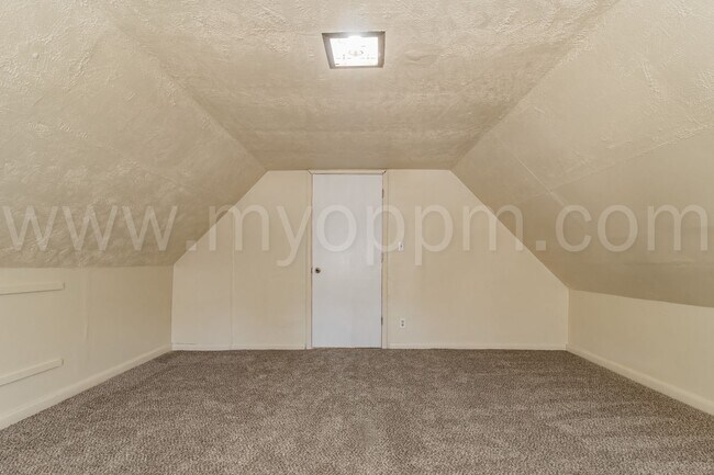 Building Photo - Available Now! | Bright 4 Bedroom / 2 Bathroom Home | 13th & Martha