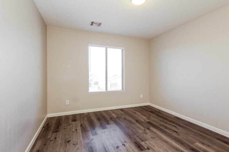 Building Photo - 5658 S 239th Dr